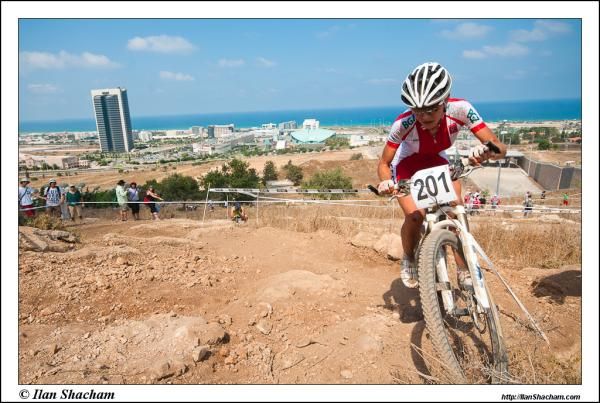 Maja Wloszczowska (Poland) rides to a silver medal.
