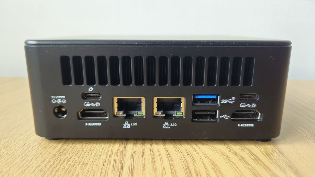 The Geekom ITI3 on a desk