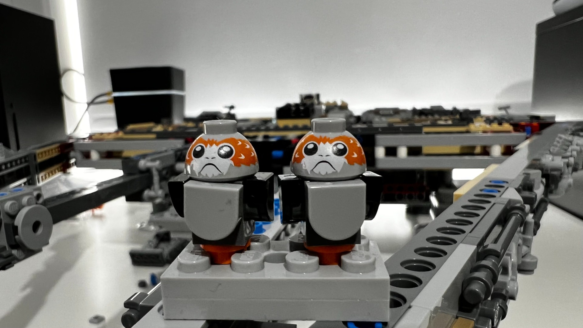 Lego Star Wars UCS Millennium Falcon 75192_Close up of two Porg minifigures