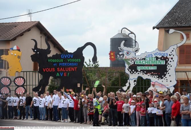 Fans line the road under the cows of the Vosges