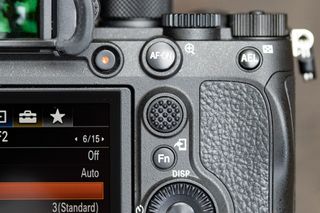 Il multi-selettore (al centro) ha un nuovo design che ne consente un utilizzo migliore, è  molto simile nello stile a quelli delle recenti Nikon DSLR e delle altre mirrorless.