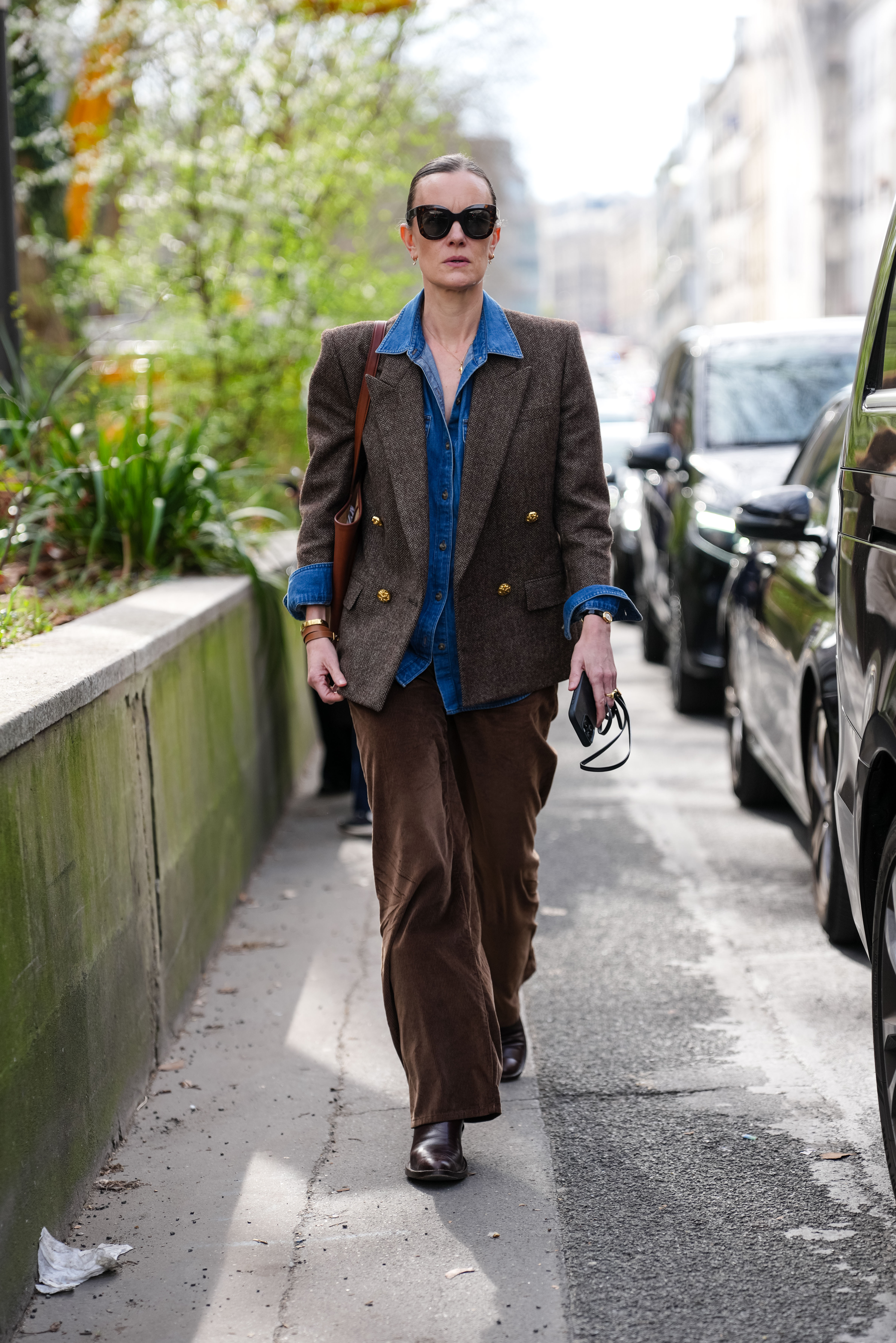 Mulher usando estilo de rua na Paris Fashion Week.