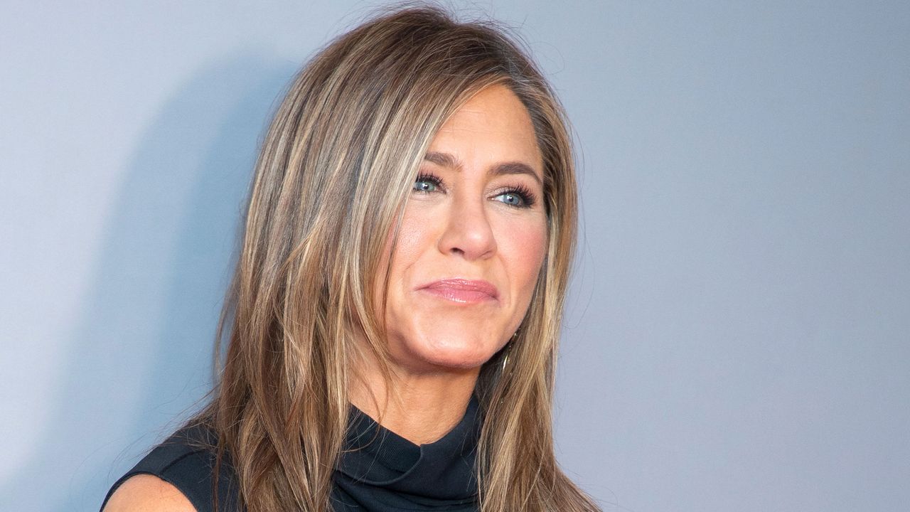 Jennifer Aniston's modern family room embraces old Hollywood glamor ...