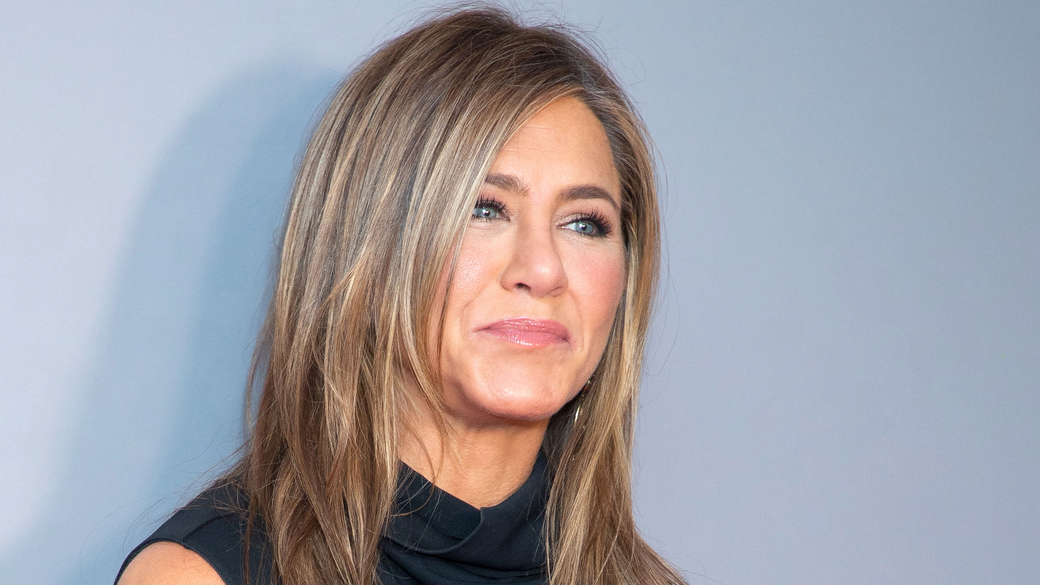 Jennifer Aniston's modern family room embraces the 'old Hollywood glamor' trend –experts say it is back for 2024