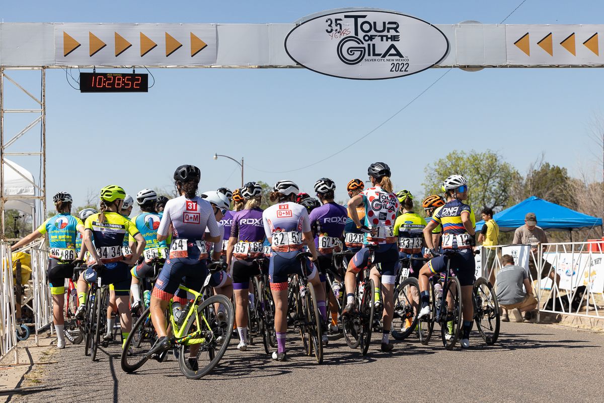 The women's field was lined up and ready to race...11 minutes and 8 seconds before the actual start.