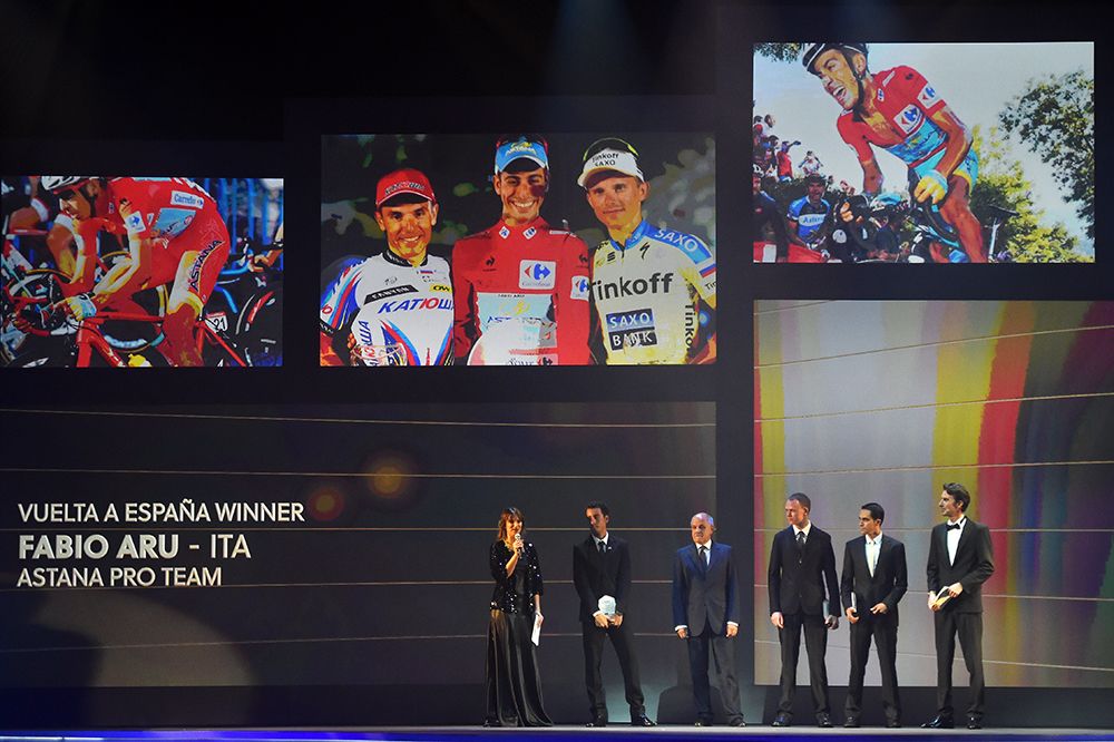 Fabio Aru with his prize for the Vuelta Espana win