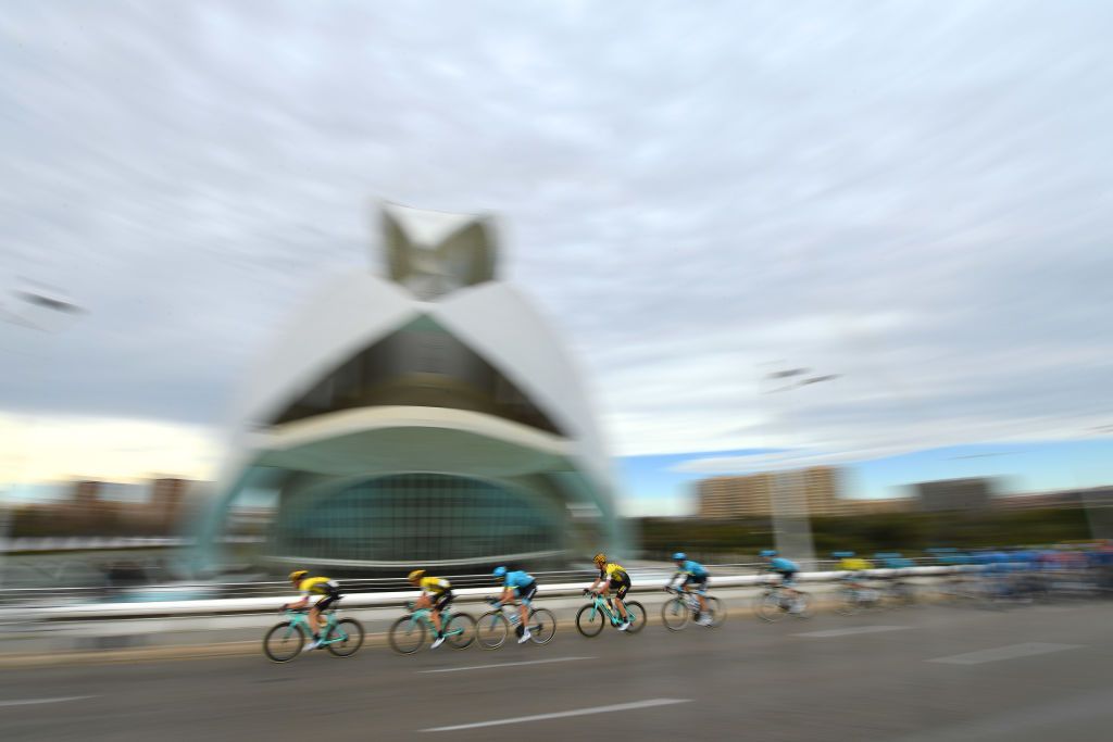 Jumbo-Visma keep a high pace in the bunch