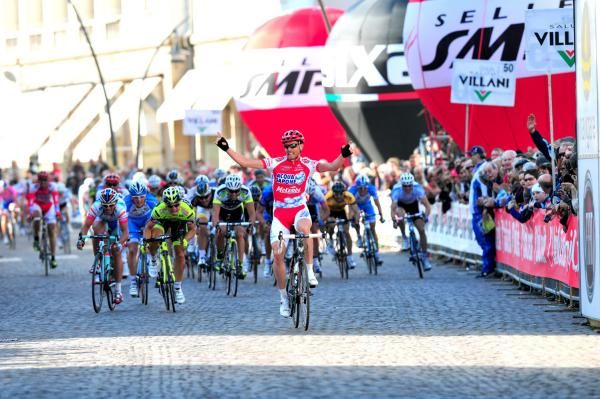Claudio Corioni (Acqua &amp; Sapone) times it just right