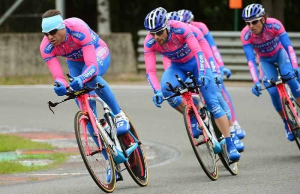 Alessandro Petacchi puts his Lampre teammates through their paces