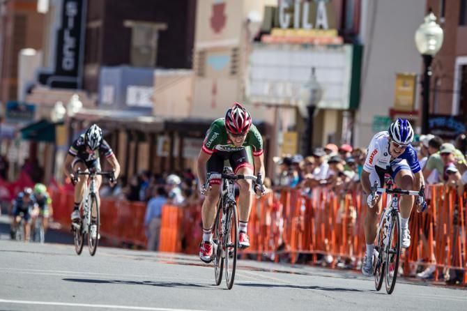 Olivia Dillon (Colavita) and Sharon Laws (UnitedHealthcare) fight to the finish behind the break.