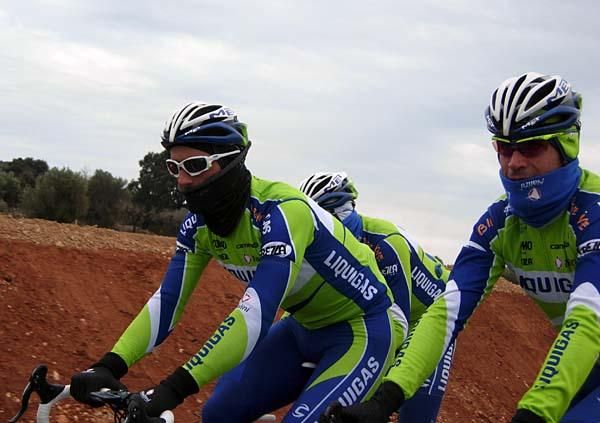 Daniele Bennati (l) and Manuel Quinziato were taking no risks with the cold.