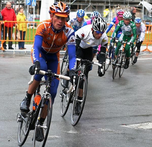 Grischa Niermann (Rabobank) takes the turn carefully.