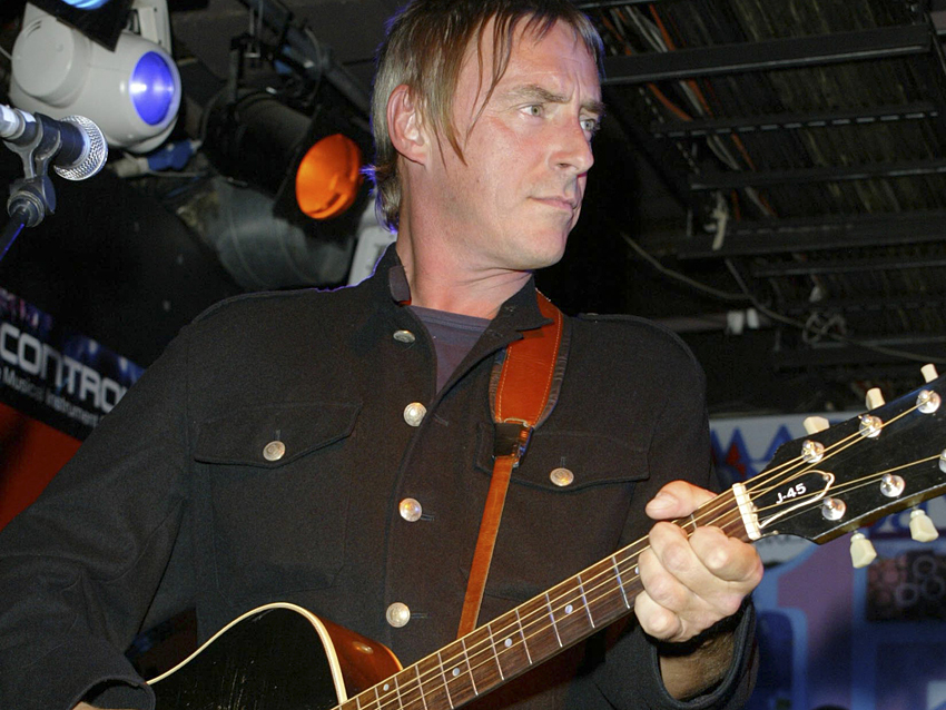 Weller onstage with his Gibson J-45