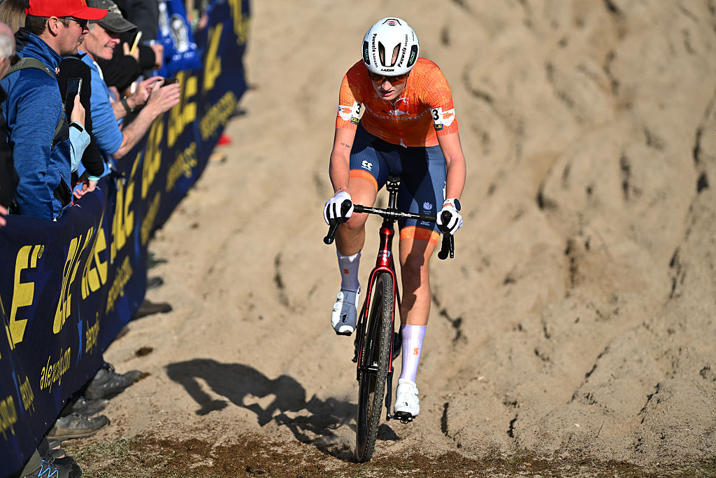 MIDDELKERKE, BELGIUM - NOVEMBER 09: Leonie Bentveld and Team Netherlands competes during the 23rd UEC European Cyclo-cross Championships 2025 - Women&#039;s U23 on November 09, 2025 in Middelkerke, Belgium. (Photo by Luc Claessen/Getty Images)