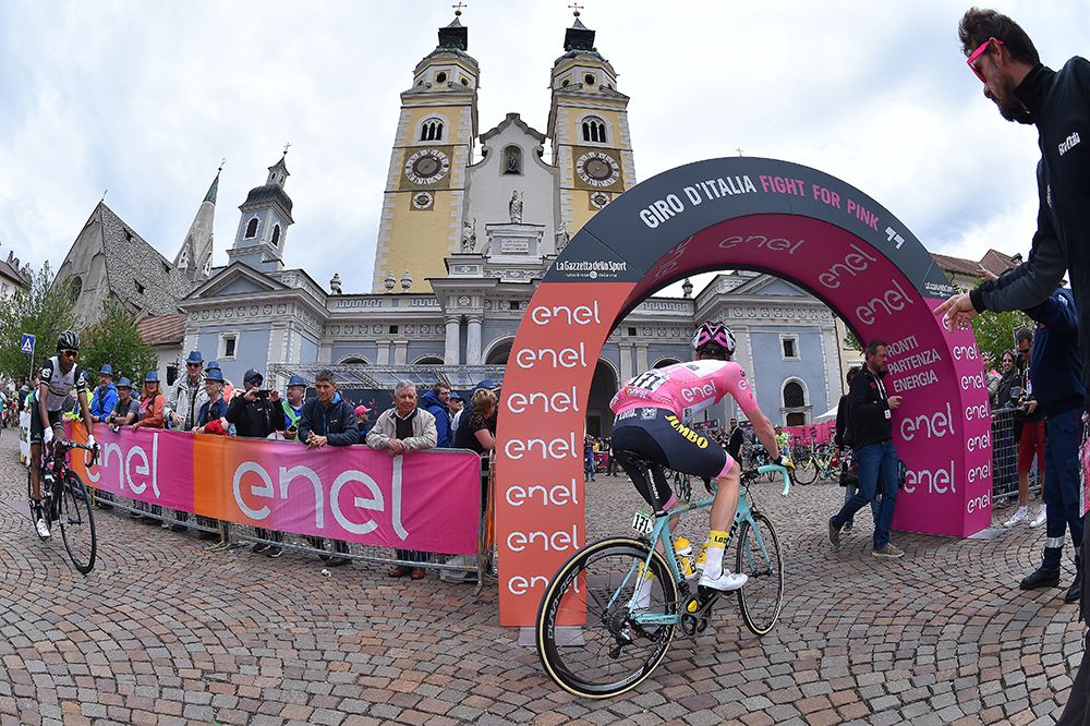 Stven Kruijswijk heads to sign on for stage 16 of the Giro d'Italia