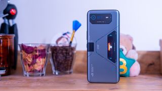Ein Foto des Asus ROG Phone 6D Ultimate mit MediaTek Dimensity-Innenleben