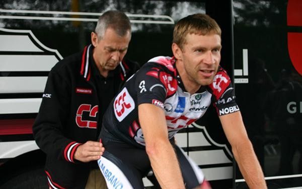 Jens Voig t gets into position.