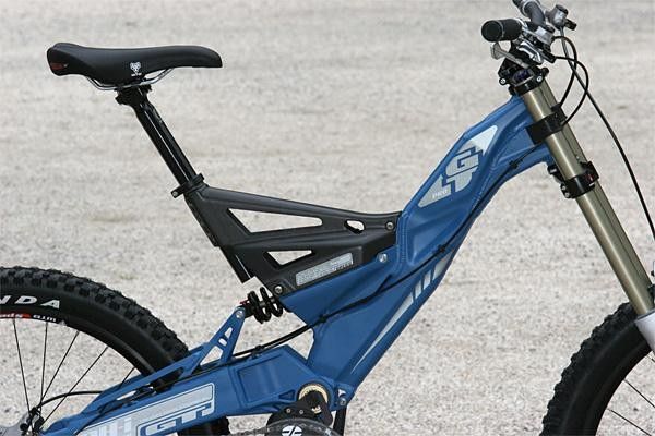 The DH-i frame is simplified and lightened for 2008 and now includes a cutout seat mast.