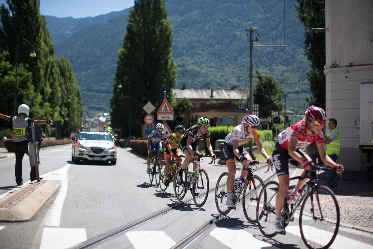 The chase group is led by Claudia Lichtenberg (Lotto Soudal Ladies)