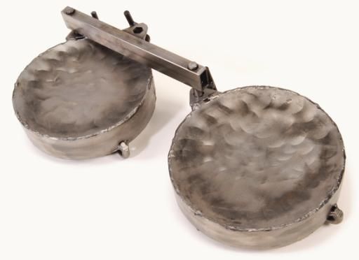 The shade drums have hammered steel resonant top and bottom.