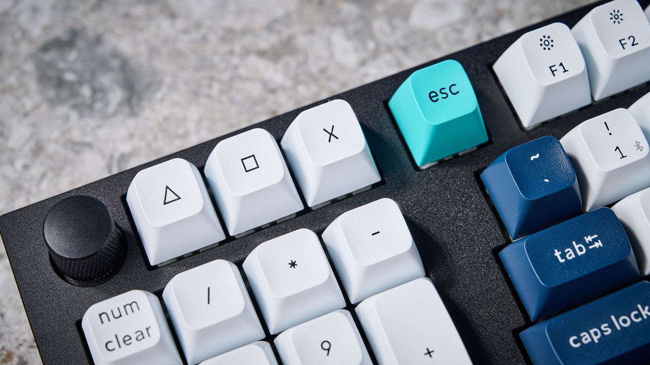 A black Keychron Q14 Max Alice keyboard with white, blue and teal keycaps
