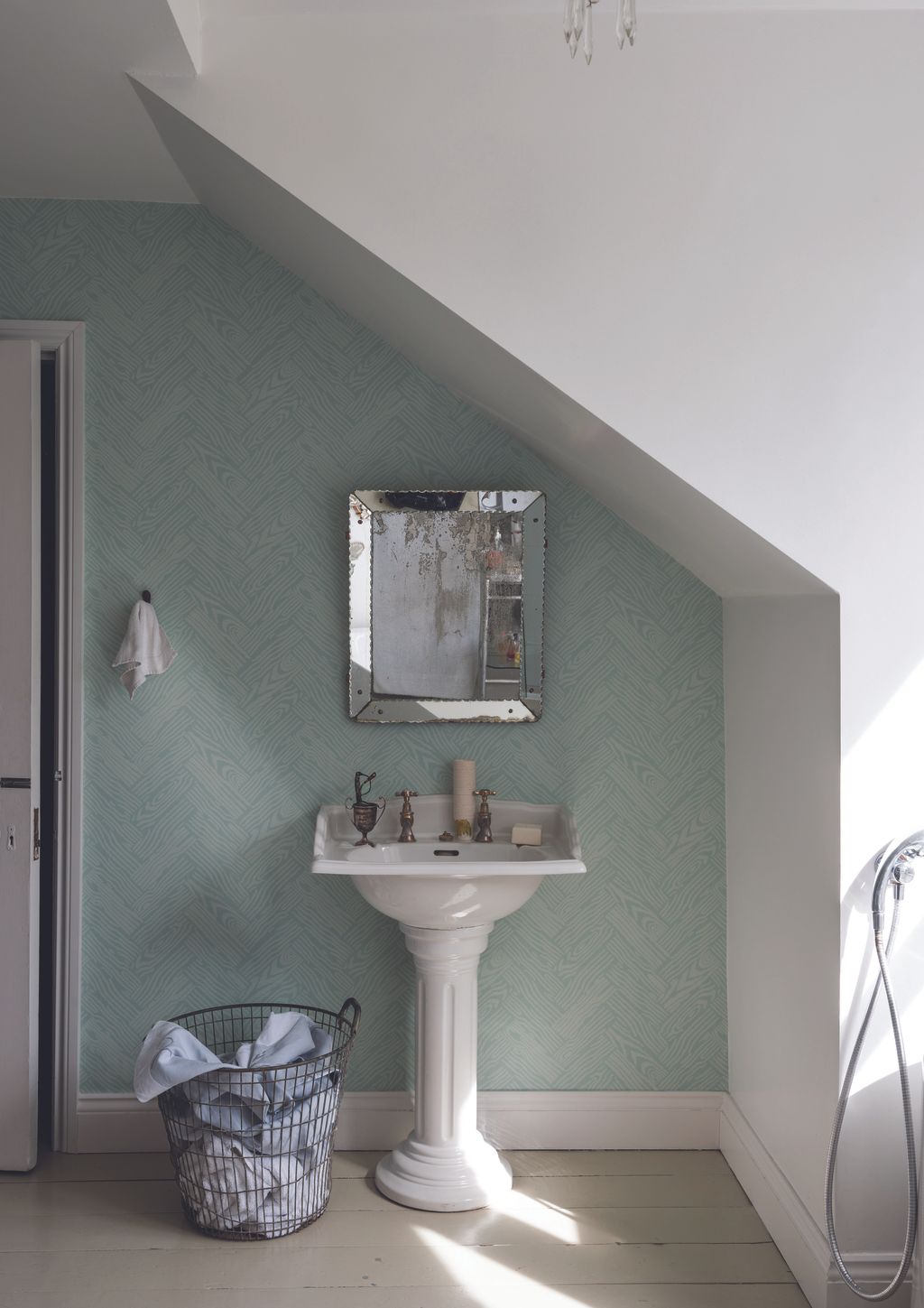 Small bathroom mirror ideas – 11 small bathroom mirror looks | Real Homes