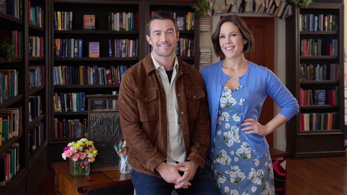 Robert Buckley and Erin Krakow in Blind Date Book Club