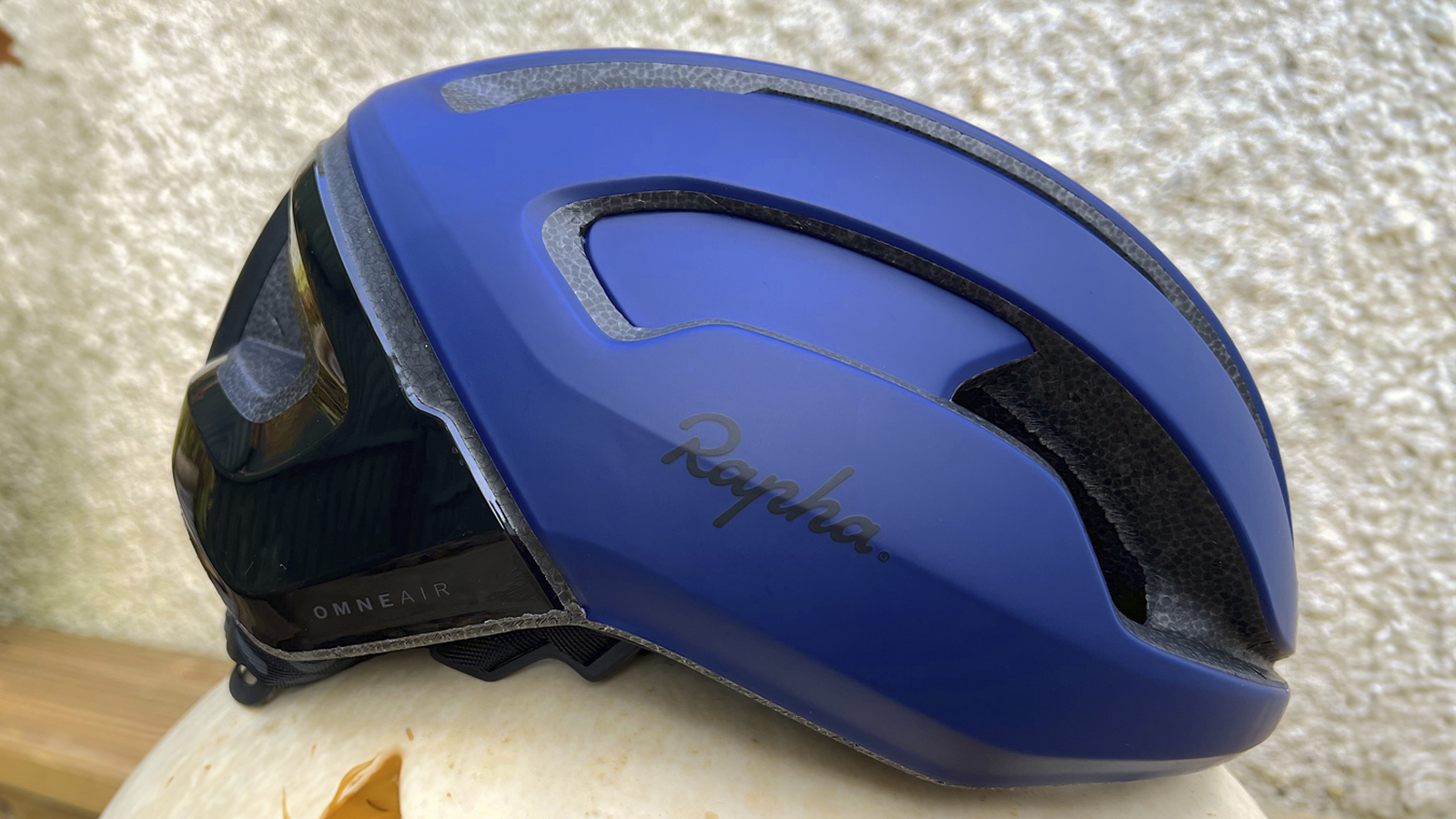 Side view of the POC Omne Air Spin helmet overlaid with a recommends badge