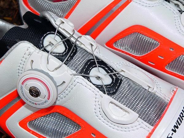 A new optional PowerZone lacing pattern provides a tighter fit around the top of the foot for a more secure hold without affecting forefoot fit.