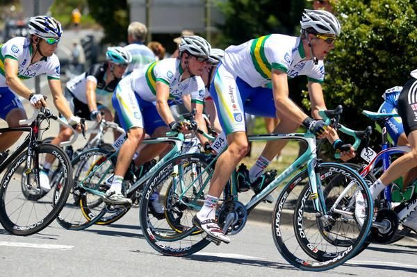 Luke Durbridge (Uni SA) leads his team mates around a bend.
