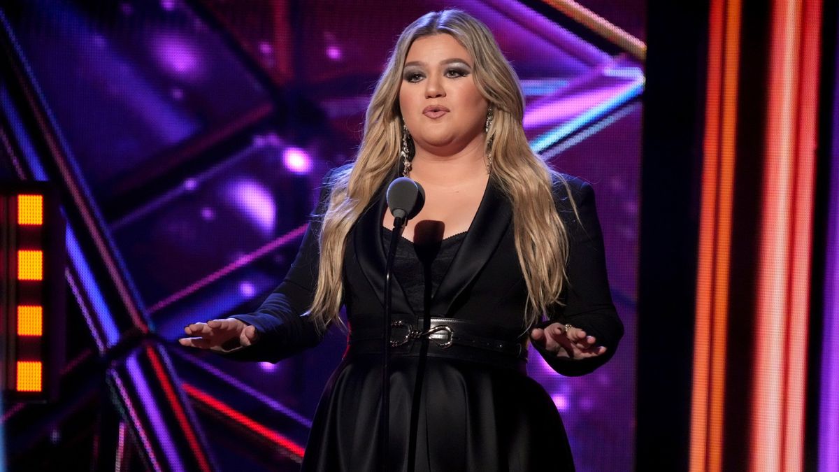 Kelly Clarkson Updates 'Piece By Piece' Lyrics to Seemingly Roast