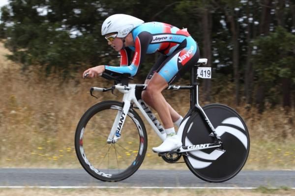Sarah Kent (Jayco-AIS) on the way to silver in the under 23 competition