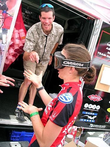 Lea &lsquo;Rookie&rsquo; Davison (Trek-VW) takes recommendations on what equipment to run for the SuperD