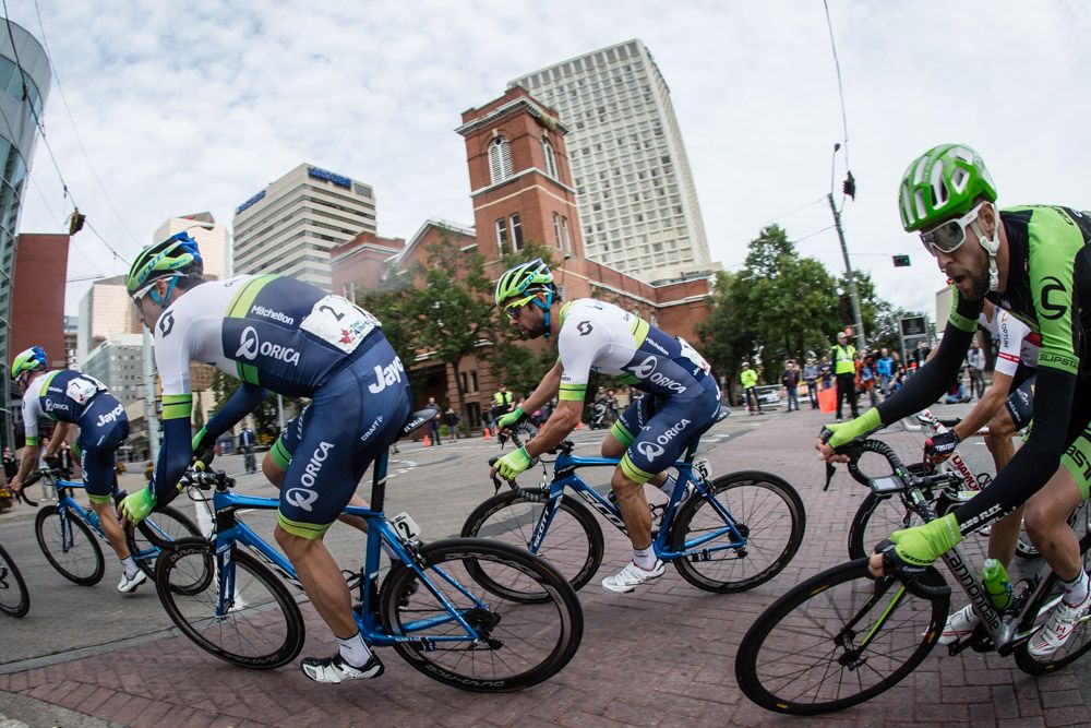 Michael Matthews (Orica-GreenEdge) stays close to his team