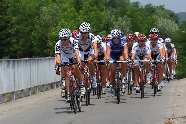 Cervelo TestTeam at the front of the bunch, chasing USA's Megan Guarnier.