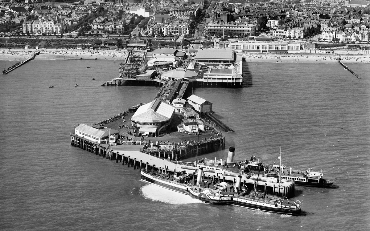 Historic England Archive, AeroFilms Collection