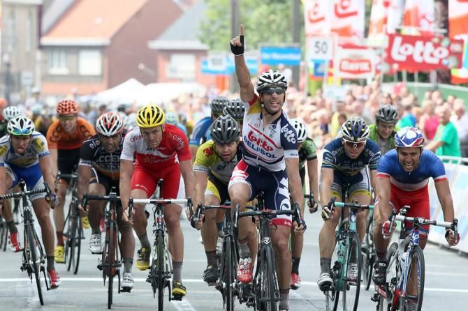Kenny Dehaes (Lotto Belisol) won Halle-Ingooigem in a tight sprint ahead of Luka Mezgec (Argos-Shimano) and Nacer Bouhanni (FDJ)