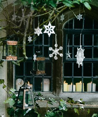 Christmas window decor ideas with white decorations on tree outside window