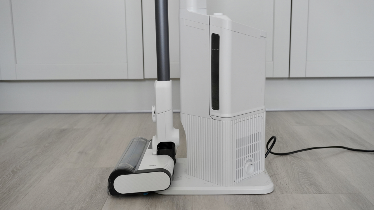 Shark Detect Clean &amp;amp; Empty IW4621UKT vacuum cleaner in a home setting.