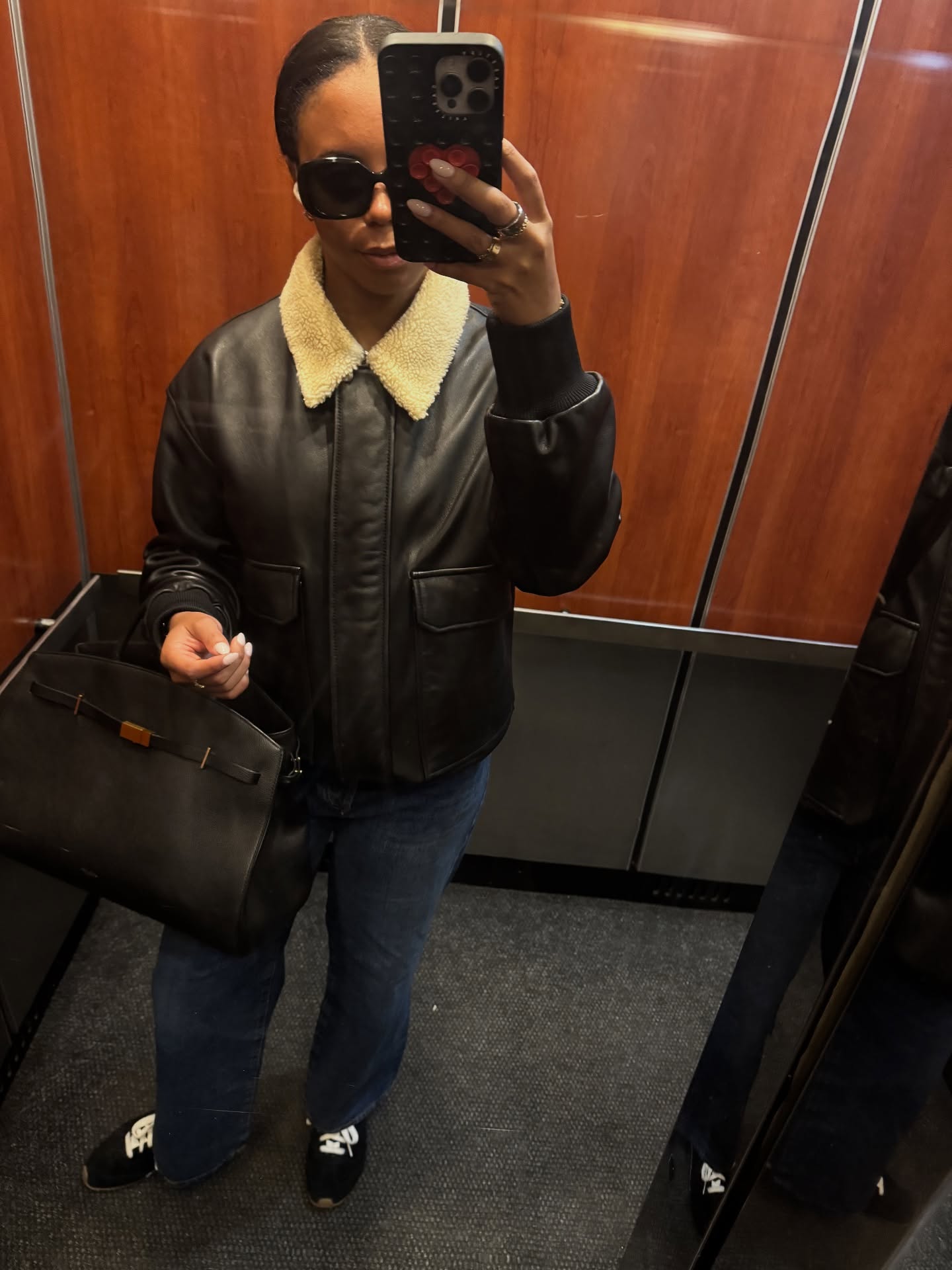 how to style jeans with sneakers