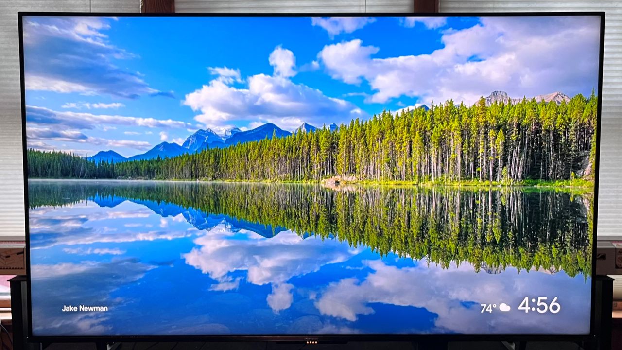 Hisense U8K viser billede af landskab med s&oslash; og bjerg