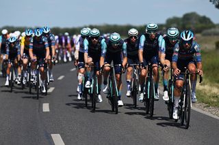 Sharp braking averts disaster as deer skids across the road in front Tour de Hongrie peloton - Video