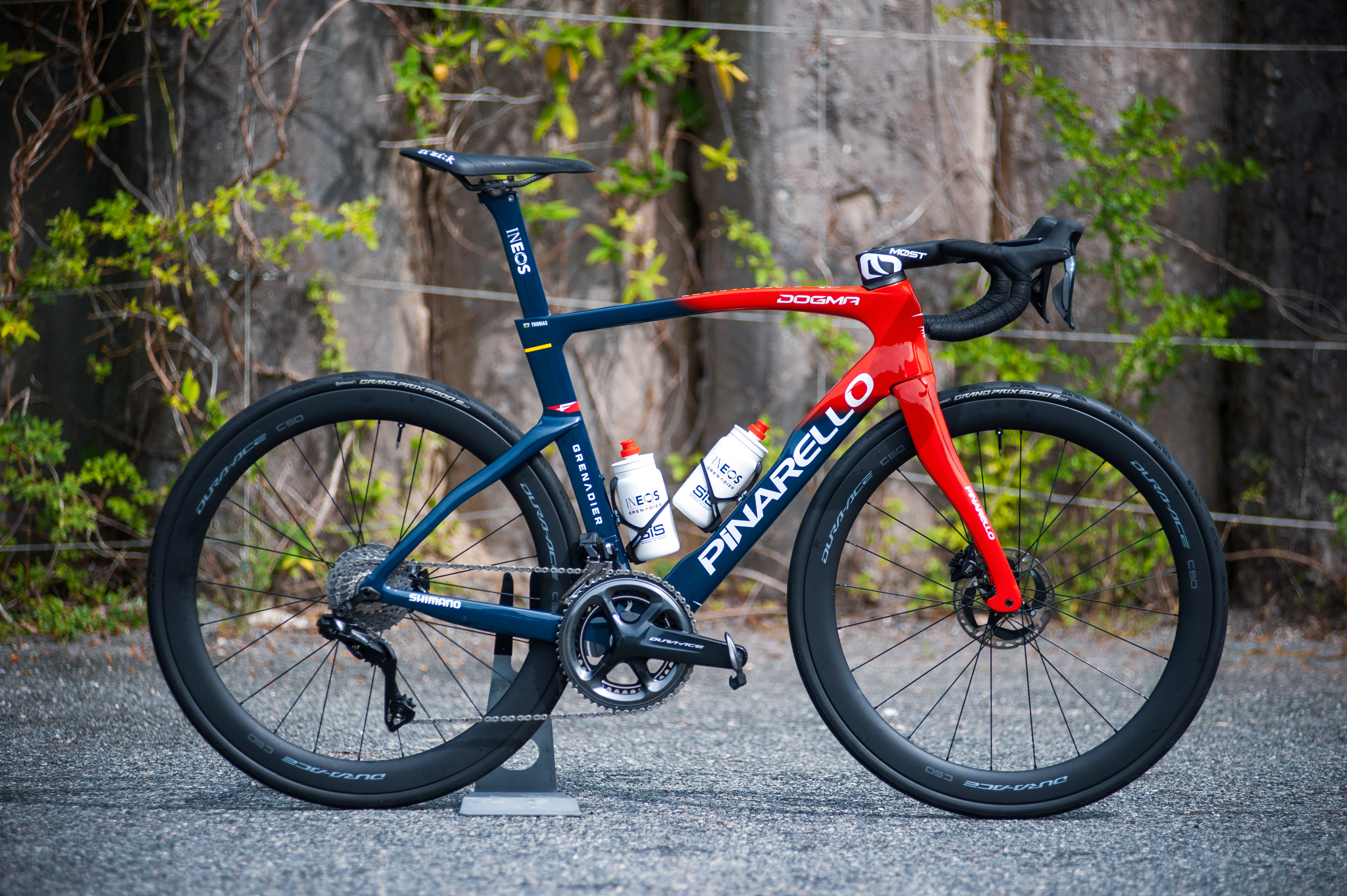 A detailed look at Geraint Thomas' Pinarello Dogma F at the Tour de France