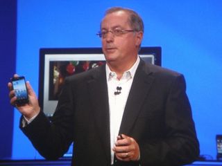 Paul ottelini, intel ceo, with its reference smartphone