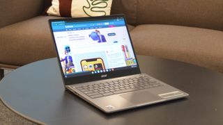 En Acer Chromebook Spin 713 står öppnad på ett vardagsrumsbord.