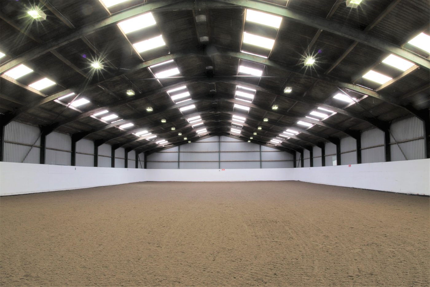Crumleigh-Heath-Farm-Indoor-manege-e1568108539116.jpg
