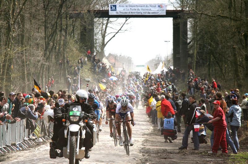 Tom Boonen leads the peloton through the Arenberg in 2006