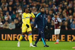 BIRMINGHAM, ENGLAND - OCTOBER 30: Eberechi Eze of Crystal Palace leaves the pitch with an injury during the Carabao Cup Fourth Round match between Aston Villa and Crystal Palace at Villa Park on October 30, 2024 in Birmingham, England. (Photo by Malcolm Couzens/Getty Images)