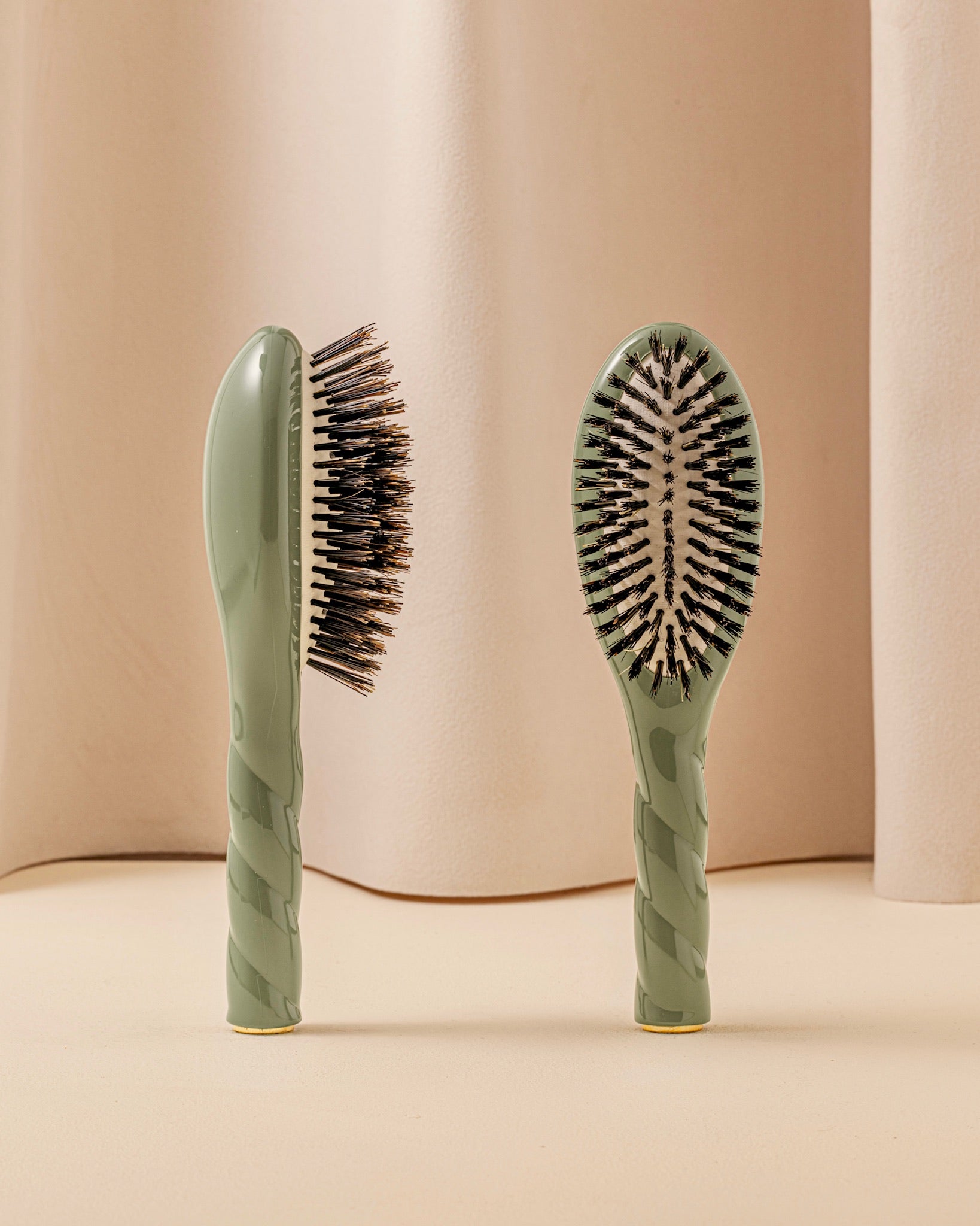 N.01 the Small Shine &amp;amp; Care Hairbrush the Universal Almond Green