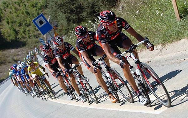 Alejandro Valverde (Caisse d'Epargne) sends his squadra to the front.